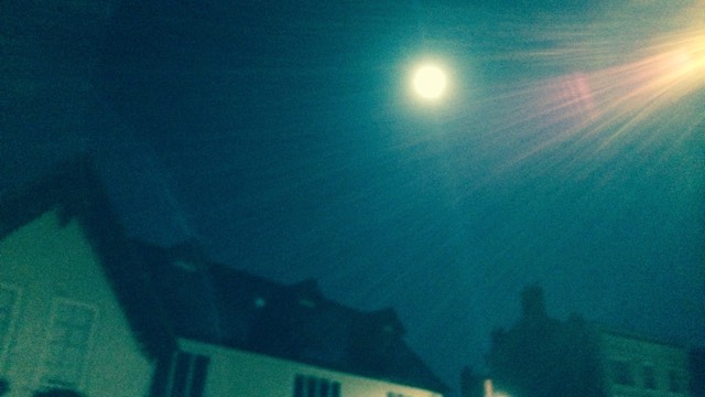 full-moon-blurred-street-light-colour-640